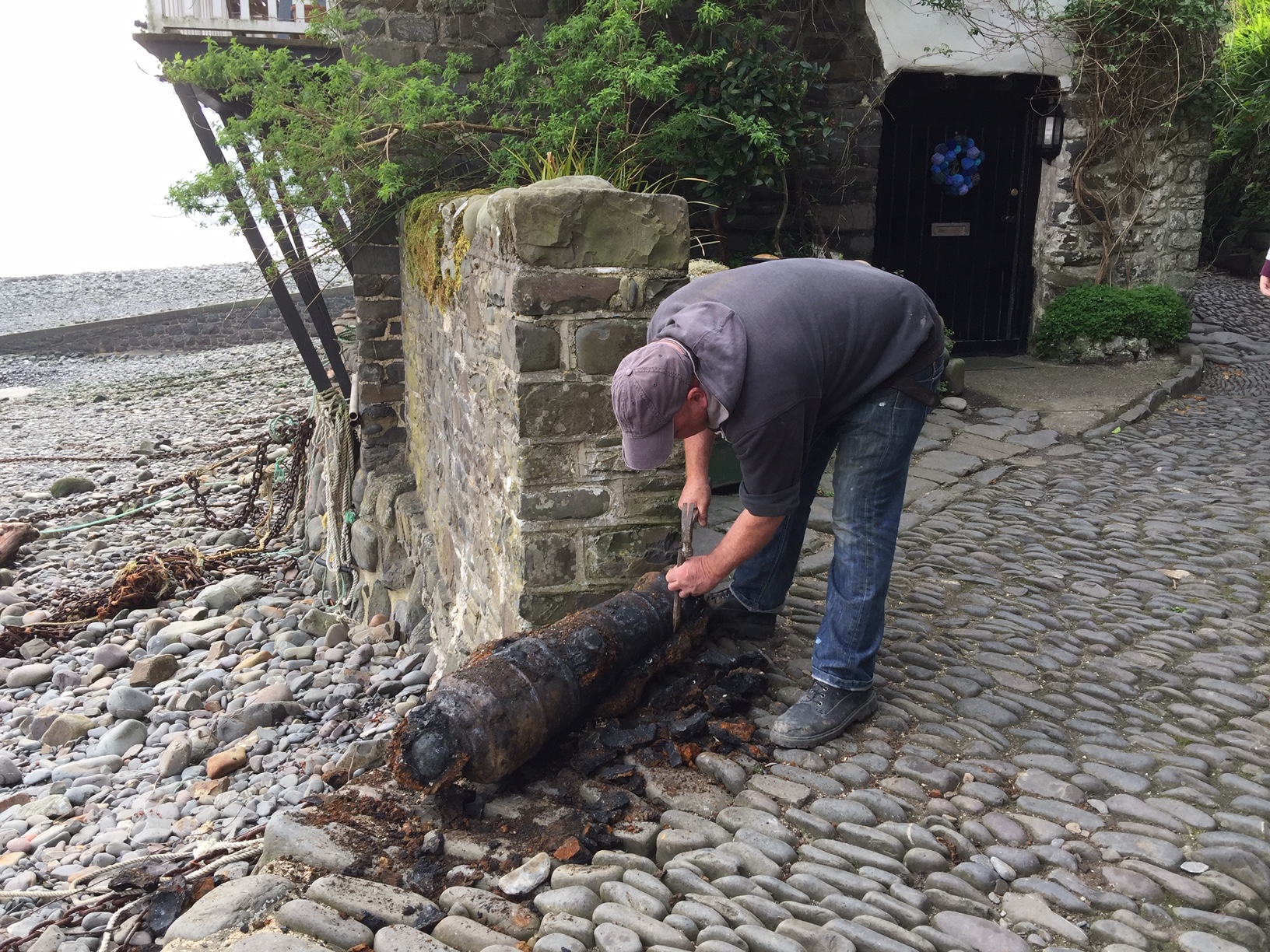 Cannon discovered on Clovelly Harbour beach